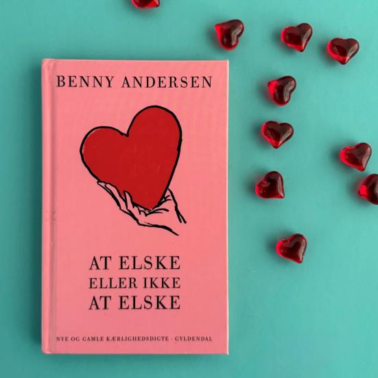 Foto af bogen "At elske eller ikke at elske" af Benny Andersen med hjerter ved siden af