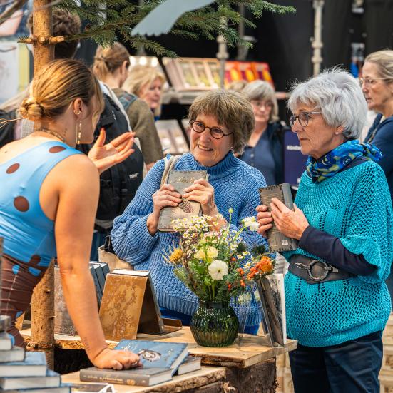 Vi quizzer og snakker på en hyggelig bustur til alle bogelskeres paradis, Bogforum i København.