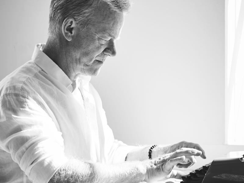 Kom tæt på en af dansk litteraturs mest markante historiske fortællere; Mich Vraa.